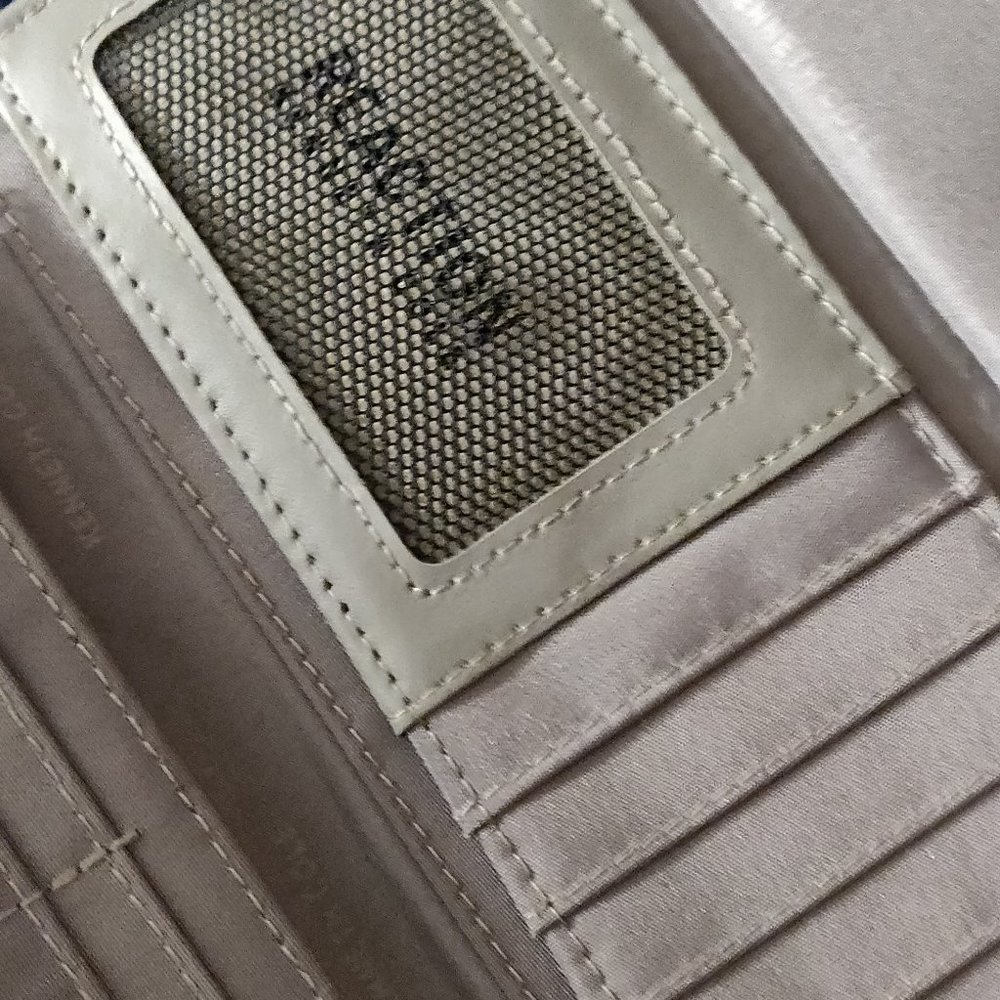 Kenneth Cole Reaction Wallet - Picture 5 of 6